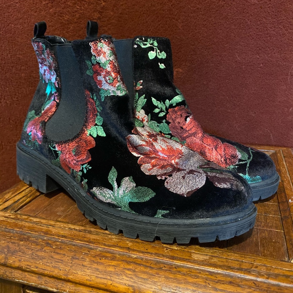 Adorable floral print booties